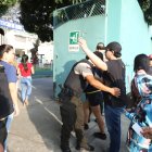 Exteriores del colegio 28 de Mayo. Ciudadanos son revisados por la Policía al ingreso del recinto electoral.