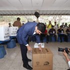 El candidato sufragó en el colegio 28 de mayo