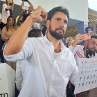 Jan Topic ejerció su derecho al voto en la junta 27 del recinto electoral de la Unidad Educativa Bilingüe Nuevo Mundo, en Samborondón