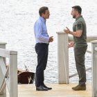 El primer ministro sueco Ulf Kristersson dialoga con el presidente de Ucrania, Volodímyr Zelensky, durante una visita de Estado a Suecia del 19 de agosto.