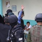 Lo hizo en la junta 19 de la Escuela Fiscal República de Bolivia, en la calle Iñaquito, en el norte de la capital.