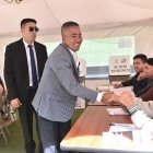 Voto de Bolívar Armijos en el colegio Charles Darwin.