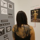 Personas observan piezas de la exposición "Cartografiar La Piel", el 17 de agosto de 2023 en el Museo de las Artes de la Universidad de Guadalajara (MUSA), Jalisco (México).