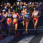 Glenda Morejón (a la izquierda, de gorra blanca), estuvo peleando en el primer pelotón de la competencia.