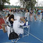 El rostro de Fernando Villavicencio, el candidato a la Presidencia de Ecuador asesinado la pasada semana a la salida de un mitin político, consta en la papeleta electoral, en la que este domingo le han apoyado varios simpatizantes, que han expresado en sus redes sociales el anhelo de que su sucesor, Christian Zurita, siga su legado.

"Mi voto lleva lágrimas y lleva también el anhelo de que la sangre de Fernando Villavicencio no haya sido en vano. Mi voto lleva la fuerza que necesita Ecuador para levantarse en contra de un enemigo único muy amigo de la política, el asesinato de Fer solo nos ratifica que su lucha era cierta", escribió el internauta Santiago Becdach.

Añadió que "a él (Villavicencio) lo adelantaron, no calcularon que su legado continúa", y colgó en su cuenta de X (antes Twitter) un video en el que se ve cuando vota en la casilla del movimiento Construye, que tiene la foto de Villavicencio.

A ese mensaje le responde un internauta identificado como Carlos Magno: "Permíteme copiar tus palabras Santiago.. la incertidumbre que siento desde el asesinato de Fernando.. me ha dado la suficiente capacidad de tranquilizarme.. para creer en la Gente Buena (formación política de Villavicencio)... con más fe que nunca...".

"Son sus palabras y las de miles. Hoy nuestro luto lo evidenciamos en las urnas", le responde Becdach.

ASESINATO Y AMENAZAS

Periodista y presidente de la Comisión de Fiscalización de la Asamblea Nacional (Parlamento), Villavicencio era conocido por sus denuncias de presunta corrupción contra varios gobiernos, lo que le había constituido como enemigo acérrimo del expresidente Rafael Correa, contra cuyo Gobierno (2007-2017) también hizo varias denuncias.

El asesinato se produjo pocos días después de que Villavicencio denunciase haber recibido amenazas de muerte presuntamente procedentes de Adolfo Macías "Fito", el capo de la banda criminal Los Choneros, una de las mafias de crimen organizado que operan en Ecuador y que Villavicencio había prometido combatir sin miramientos.

Villavicencio fue asesinado por sicarios colombianos el pasado 9 de agosto, el momento en que ingresaba a una camioneta, pese a que el vehículo blindado en que debía subir estaba a dos minutos de llegar, según denunció la familia.

EL LEGADO RECAE EN ZURITA

El movimiento Construye designó a Zurita como sucesor de Villavicencio, y el Consejo Nacional Electoral (CNE) de Ecuador ha aclarado que los votos que se consignen en la casilla de Villavicencio serán de Zurita.

"Hoy es un día de victoria para nuestra nación, un día en el que celebramos a un presidente valiente. Hoy gana la patria. ¡Este triunfo es todo tuyo, Fernando!", escribió Zurita en redes sociales.

A ese mensaje en su cuenta de X, al que adjuntó un video de su votación ataviado con casco y chaleco antibalas, siguieron varios comentarios en los que le pedían que no se exponga y le enviaban mensajes de aliento.

En una de esas respuestas un usuario señala que le votará "para que las mafias sean sometidas", algo que Villavicencio aseguraba haría si llegaba al poder en reemplazo del conservador Guillermo Lasso, quien forzó a estas elecciones extraordinarias tras disolver en mayo pasado la Asamblea Nacional, de la que era parte Villavicencio.

INSULTOS Y APOYOS

Duro crítico de la Asamblea Nacional, Villavicencio fue de los primeros en felicitar a Lasso por la decisión, tomada al amparo del mecanismo constitucional de la "muerte cruzada", en momentos en que la Asamblea, de mayoría opositora, se disponía a votar su destitución en un juicio político, en el que se le había acusado de presunto peculado (malversación), que él negaba.

En las respuestas al mensaje de Zurita se leen también comentarios de detractores, e incluso insultos.

Cualquiera de los ocho candidatos que resulte electo en los comicios presidenciales de este domingo, o en una eventual segunda vuelta el 15 de octubre, deberá completar el período de Lasso, es decir hasta mayo de 2025, cuando deberá asumir otro presidente que salga de un nuevo proceso electoral.