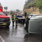 Accidente. El vehículo quedó virado en medio de la vía.