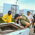 Protección. El alcalde de Durán, Luis Chonillo hace una inspección de una obra rodeado de su seguridad.