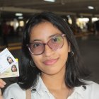 Liz Suárez, de 17 años, quien sufragó por primera vez, muestra su cédula y certificado de votación.