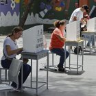 Ciudadanos acuden a votar durante la jornada de elecciones generales, hoy, en Guayaquil (Ecuador).