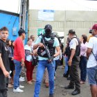 Resguardo. Policías y militares ejecutan un cerco de control sobre quienes ingresaban ayer a los recintos.