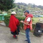 Presencia. María Zumbana arriba a votar en su recinto electoral.