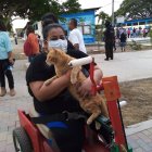 Playas. Una electora llega en silla de ruedas, acompañada de su gato.