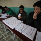 Jurados y trabajadores electorales preparan la apertura de los centros de votación para la jornada de elecciones presidenciales, en Quito.