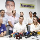 Intervención. El staff del candidato Daniel Noboa improvisó una rueda de prensa en uno de los pisos del Banco del Litoral, en Malecón e Imbabura, centro de Guayaquil.