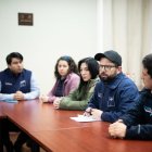 Fotografía cedida por la presidencia de Chile, donde se observa al presidente chileno, Gabriel Boric (2d), junto a personal militar, donde encabeza comité de crisis con autoridades de la Región del Maule ante el sistema frontal que afecta hoy a la zona centro-sur del país, en Linares (Chile). El Gobierno chileno informó este lunes que dos personas fallecieron en las últimas horas y cerca de 30.000 se encuentran aisladas debido al temporal que desde el fin de semana afecta a diversas regiones del centro y sur de Chile. EFE/ Presidencia de Chile/SOLO USO EDITORIAL/SOLO DISPONIBLE PARA ILUSTRAR LA NOTICIA QUE ACOMPAÑA (CRÉDITO OBLIGATORIO)