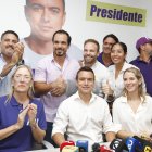 Lavinia con su suegra Annabella y su esposo, Daniel Noboa.