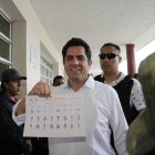 El candidato presidencial Xavier Hérvas votando el domingo 20 de agosto.