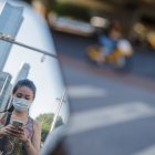 Una mujer con mascarilla camina por una calle de Pekín, China, estel 21 de agosto de 2023. La subcepa EG.5 de la variante Omicron se ha convertido en la fuente más importante de infecciones por COVID-19 en China.