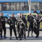 Policía militar vigila cerca de la entrada a la favela Vila Cruzeiro tras un operativo policial, en Río de Janeiro (Brasil), en una fotografía de archivo.