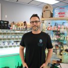 Jeffrey Kahn, rabino y fundador de Takoma Wellness, posa en el Takoma Wellness, el mayor dispensario en Washington D.C. (EE. UU).