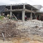 1. Estructura. Las viviendas se evidencian afectadas por el sismo que ocurrió hace más de 5 meses. Los fierros retorcidos todavía están en las veredas