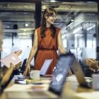 Referencial. El ambiente laboral y la felicidad de recibir más sueldo.