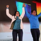 La candidata a la presidencia de Ecuador, Luisa González, acompañada de su fórmula vicepresidencial Andrés Arauz, saludan a sus seguidores hoy en Quito (Ecuador).