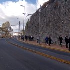 Complicación. Decenas de estudiantes y oficinistas tuvieron que caminar largos tramos en este inicio a clases.