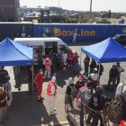 Los 195 migrantes rescatados desembarcan del Open Arms, este martes en Marina de Carrara (Italia), antes de ser repartidos entre las regiones de Piamonte, Toscana y Umbría.