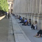 En la imagen, un grupo de personas se refugia del calor este lunes en las inmediaciones del jardín del Palacio Real de París.