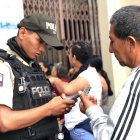 Resguardo. Durante el día de las elecciones, la Policía Nacional se encargó de revisar las mochilas y bolsos de los ciudadanos, al ingreso de los recintos electorales.
