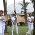 Presentación. Schuberth Ganchozo, junto a dos de los cinco integrantes que tiene Bambú Ensamble.