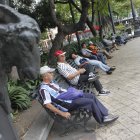 Aburridos. Quienes acuden al parque Centenario no encuentran algo que los entretenga. Muchos optan por dormir en sus bancas.