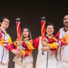 Deportistas olímpicos y paralímpicos de Chile con la pieza que incluso lleva inscritos en sus laterales la frase “Santiago 2023” en braille para impulsar la integración.