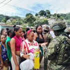 Los uniformados organizaron la dotación de kits de alimentos para los moradores del sector.