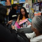 Materiales. Un solo local del Centro Histórico concentra la atención de padres de familia a la hora de adquirir los útiles escolares.