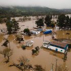 Fotografía aérea tomada hoy que muestra las inundaciones causadas tras el desborde del río Claro en la ciudad de Talca (Chile). El gobierno chileno declaró este martes emergencia agrícola en las regiones de O"Higgins, Maule, Ñuble y Biobío, territorios del centro sur que comprenden el área más afectada por el histórico sistema frontal, fenómeno que desde el pasado sábado han dejado tres personas fallecidas, casi 4.300 damnificadas, más de 850 albergadas y más de 34.000 aisladas. EFE/ Rafael Arancibia