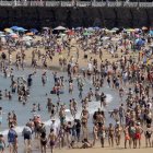 La playa de la Concha de San Sebastián abarratoda de bañistas este miércoles, en una jornada de calor intenso.