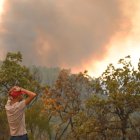 un civil observa un incendio que quema árboles en un área entre la aldea de Sapes y la aldea de Sicorrachi cerca de Alexandroupolis, Tracia, norte de Grecia, 23 de agosto de 2023.