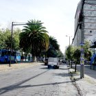 En la avenida Diego de Almagro, en el norte de Quito, una persona fue víctima de un robo. Terminó encima de un auto, en un intento por recuperar sus pertenencias