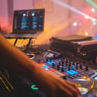 Un música desarrolla un proyecto musical en un estudio casero.