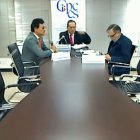 El comisionado Uquillas (i) cuestionó que el CPCCS apoye las acusaciones de Puig.