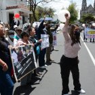 Un grupo de pacientes del IESS y los dueños y el personal médicos de los centros de diálisis protestaron en Quito.