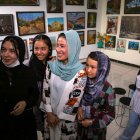 Jóvenes afganas en una exposición de pintura organizada el 21 de agosto en Kabul.