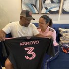 Dixon Arroyo papá y Sandra Espinoza, progenitores del tricolor con la camiseta oficial del Inter Miami,  que el mismo jugador le mandó a hacer en Estados Unidos.