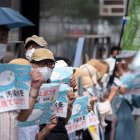 Manifestantes sostienen carteles contra el vertido al océano Pacífico de agua tratada que procede de la planta nuclear de Fukushida, este 24 de agosto en Tokio.
