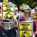 Ambientalistas y familiares de activistas detenidos participan en un plantón en una sede judicial, el 23 de agosto en San Salvador.