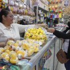 Importadora. María del Carmen Bohórquez, gerenta de la importadora J&D, atiende a una cliente.