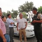 Residentes, dueños de negocios y policías buscan la seguridad de Urdesa.