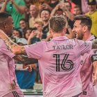 Dixon Arroyo (i) se ha convertido en socio de Lionel Messi (d) en el Inter Miami.